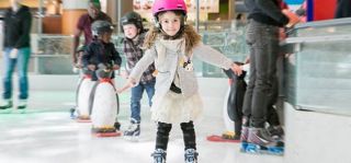 L’impressionnante patinoire intérieure située au cœur de Montréal est ouverte à l’année. Entre amis ou en famille, patiner à l’Atrium Le 1000 est une activité originale et divertissante!