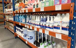 Étalage de produits chimiques et nettoyants de grade professionnels